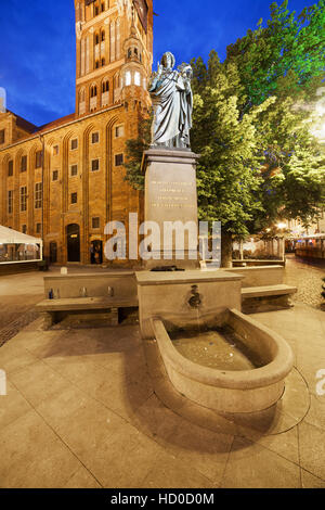 Torun in Polen, Nicolaus Copernicus-Denkmal in der Nacht, errichtet im Jahre 1853 und altes Rathaus Stockfoto