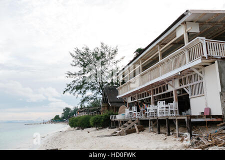 Ein Strand-Restaurant am Strand von Gili Trawangan Stockfoto