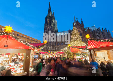 Nachtansicht der Weihnachtsmarkt in Köln mit Dom nach hinten, Deutschland Stockfoto