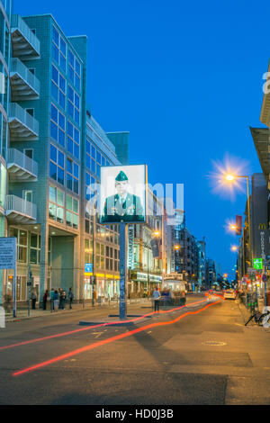 Nachtansicht des Checkpoint Charlie n Berlin Deutschland Stockfoto