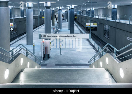 Innenraum der modernen U-Bahnhof Bundestag in Berlin, Deutschland Stockfoto