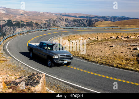 Pick-up-Truck auf der Beartooth Scenic Byway (RT. 212) überquert Beartooth Pass (10.947') zwischen Cooke City, Wyoming, und Red Lodge, Montana, USA Stockfoto