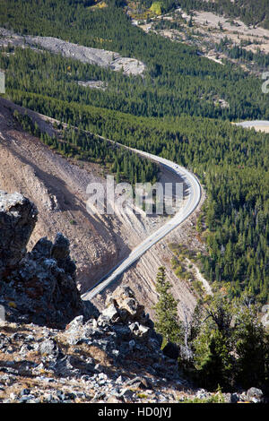 Der Beartooth Scenic Byway (RT. 212) überquert Beartooth Pass (10.947') zwischen Cooke City, Wyoming, und Red Lodge, Montana, USA Stockfoto