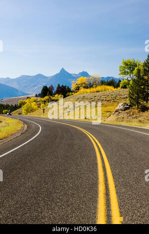 Der Beartooth Scenic Byway (RT. 212) überquert Beartooth Pass (10.947') zwischen Cooke City, Wyoming, und Red Lodge, Montana, USA Stockfoto