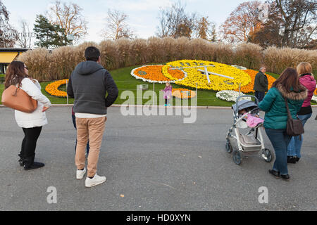 Genf, Schweiz - 20. November 2016: Gewöhnliche Touristen fotografieren mit berühmten Blumenuhr in Genf, eines der beliebtesten touristischen Attraktionen Stockfoto