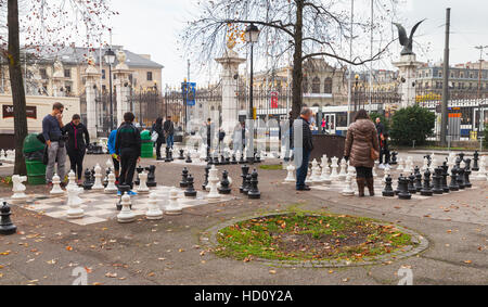 Genf, Schweiz - 26. November 2016: Bürger traditionelle übergroßen Straße Schach spielen im Parc des Bastions. Dies ist beliebtes Freizeit Stockfoto