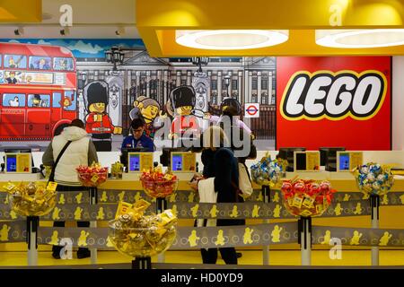 London, UK - 22. November 2016 - Kunden Schlange, um in die Welten größte LEGO Shop, neu eröffnet am Leicester Square Auschecken Stockfoto