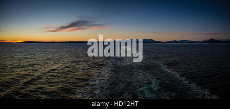 Die Aussicht von der Hurtigrute als es Kreuzfahrten Richtung Norden entlang der norwegischen Küste bis zum Nordkap. Stockfoto