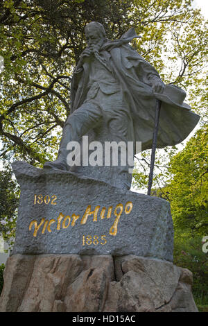 Statue von Victor Hugo in Candie Gardens St Peter Port Stockfoto