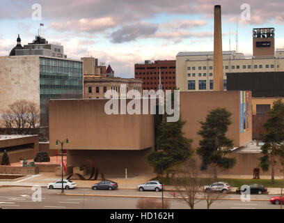 Syracuse, New York, USA. 8. Dezember 2016. Ansicht des Everson Museum of Art, von I.M. Pei entworfen. Schuss aus öffentlichen Straße Stockfoto