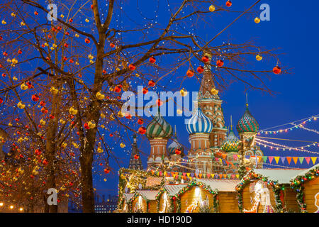 Weihnachtsdekorationen auf dem Roten Platz mit St. Basils Cathedral auf dem Hintergrund, Moskau, Russland Stockfoto