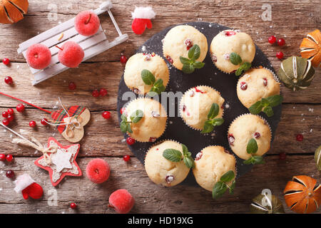 Frisch gebackene Muffins mit Preiselbeeren Nahaufnahme auf dem Tisch. horizontale Ansicht von oben Stockfoto