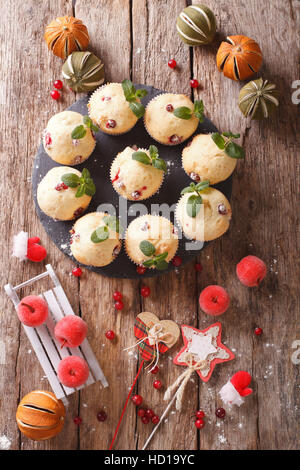 Frisch gebackene Muffins mit Preiselbeeren Nahaufnahme auf dem Tisch. vertikale Ansicht von oben Stockfoto