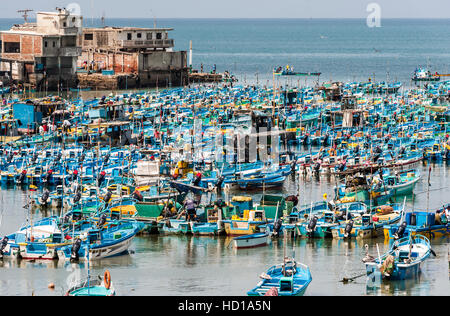 Salinas, Ecuador - 17. September 2011: Angelboote/Fischerboote in der Bucht von Santa Elena überfüllt Stockfoto