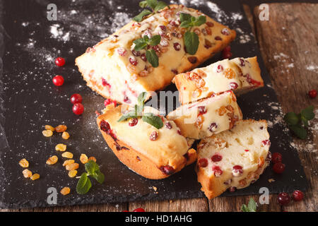 Traditionellen Obstkuchen mit Cranberries und Rosinen Nahaufnahme auf dem Tisch. horizontale Stockfoto