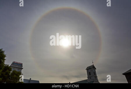 Ein Halo Sonne im Himmel über Reykjavik, Island. Stockfoto