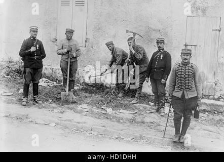 Deutsche Häftlinge arbeiten unterwegs zwischen Villeroy und Neufmontiers in Frankreich im ersten Weltkrieg, Bain Nachrichtendienst, 1914 Stockfoto