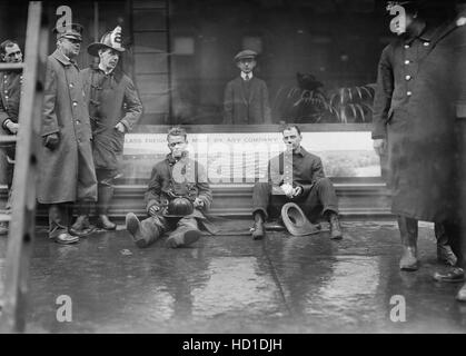 Feuerwehrleute, die nach dem Kampf U-Bahn Tunnel Feuer, West 55th Street und Broadway, New York City, New York, USA, Bain Nachrichtendienst, Januar 1915 auf Bürgersteig sitzend Stockfoto