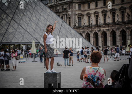 Touristen in den Louvre Innenhöfe mit der Louvre-Pyramide und Schloss. Der Louvre ist eines der weltweit meist besuchten mu Stockfoto