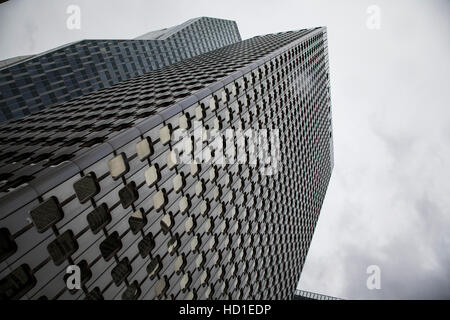La Defense großen Geschäftsviertel in der Nähe von Paris, Frankreich. Abstrakt Business-Hintergrund mit Bürogebäude Wolkenkratzer Stockfoto