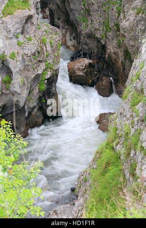 Foto des Flusses im Kaukasus-Gebirge im Sommer Stockfoto