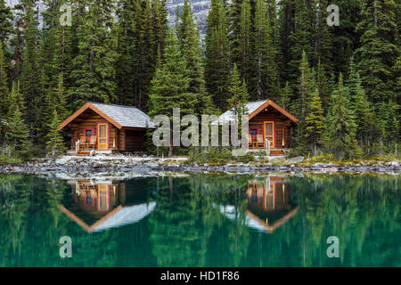 Individuelle Gäste-Kabinen am Ufer des Lake O'Hara im Yoho Nationalpark, Britisch-Kolumbien, Kanada. Kein Property-Release Stockfoto