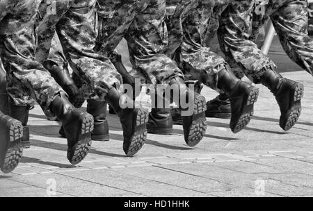 Militärstiefel marschieren in formation Stockfoto