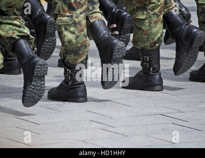 Militär Stiefel marschieren in Formation auf der Straße Stockfoto