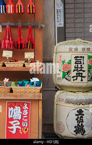 Sake Fässern, Arcade-Straße, Kochi Stadt, Insel Shikoku, Japan, Asien Stockfoto