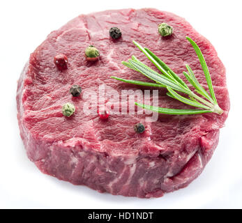 Stück Rinderfilet auf dem weißen Hintergrund isoliert. Stockfoto