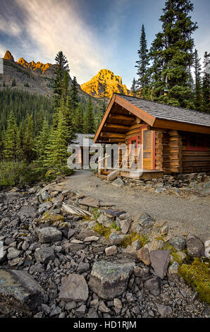 Individuelle Gäste-Kabinen am Ufer des Lake O'Hara im Yoho Nationalpark, Britisch-Kolumbien, Kanada. Kein Property-Release Stockfoto