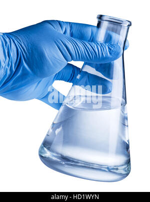 Labor-Becher in der Hand des Analytikers in Kunststoff-Handschuh. Datei enthält Beschneidungspfade. Stockfoto