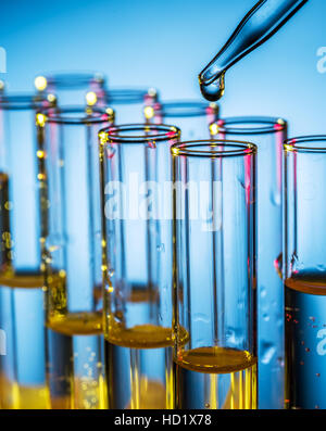Verschiedene Laboratorien Becher und Gläser. Mehrfarbig. Stockfoto