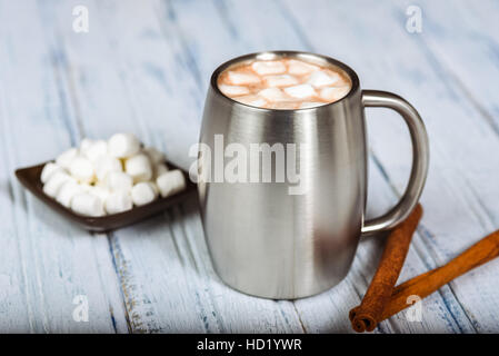 Heiße Schokolade oder Cappuccino in einem silbernen Edelstahl Becher. Stockfoto