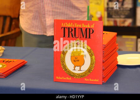 Michael Ian Black hält eine Signierstunde im Barnes &amp; Noble für sein Buch mit dem Titel "Trumpf" Featuring: Michael Ian black wo: Philadelphia, Pennsylvania, USA bei: 2. August 2016 Stockfoto