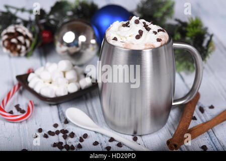 Heiße Schokolade oder Cappuccino in Silber Edelstahl Becher. Stockfoto