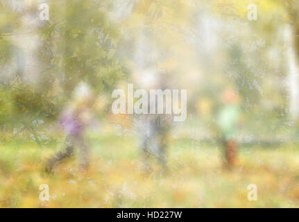 Herbst Hintergrund, verschwommene Silhouetten von Kindern Stockfoto