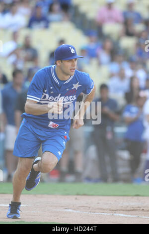 Samstag, 27. August 2016; Hollywood-Stars-Spiel nach dem Dodgers Spiel. Die Los Angeles Dodgers besiegte die Chicago Cubs mit dem Endstand von 3: 2 im Dodger Stadium in Los Angeles, Kalifornien.  Mitwirkende: Ryan Guzman Where: Los Angeles, California, Vereinigte Staaten von Amerika Stockfoto