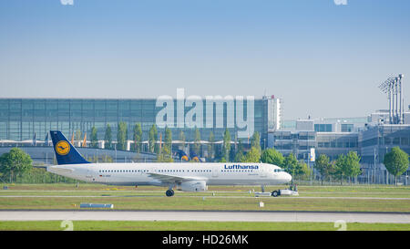 Jet-Flugzeug Airbus A321-231 der Deutschen Lufthansa AG Airlines nach der Landung Rollen auf Pushback Schlepper am Flughafen München Stockfoto