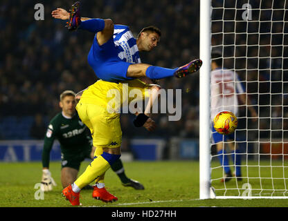 Brighton und Hove Albion Sam Baldock (oben) während der Himmel Bet Championship match bei AMEX Stadion, Brighton. Stockfoto