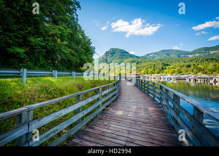 Promenade entlang Lake Lure, in Lake Lure, North Carolina. Stockfoto