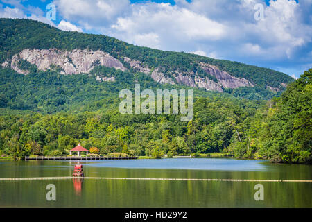 Lake Lure und Berge im Lake Lure, North Carolina. Stockfoto