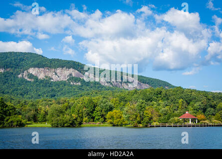 Lake Lure und Berge im Lake Lure, North Carolina. Stockfoto