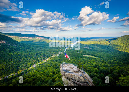 Ansicht des Chimney Rock und Lake Lure in Chimney Rock State Park, North Carolina. Stockfoto