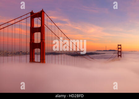 Die Golden Gate Bridge während des Sonnenuntergangs Stockfoto