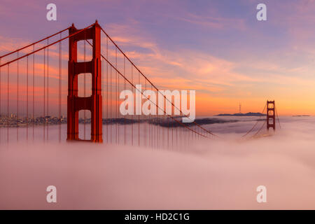 Die Golden Gate Bridge während des Sonnenuntergangs Stockfoto