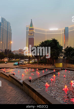 Macao, China - 8. März 2016: Venetian Macau Casino und Hotel, Luxus-Resort in Macao, China. In der Abenddämmerung. Menschen auf dem Hintergrund Stockfoto