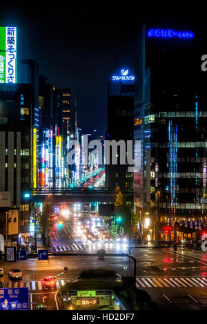 Tokyo, Japan - 21. April 2014: Nachtansicht der Chuo-Dori. Dies ist die wichtigste Einkaufsstraße in der Ginza Gegend Stockfoto