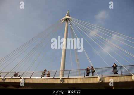 Menschen auf der Hungerford Bridge, London Stockfoto