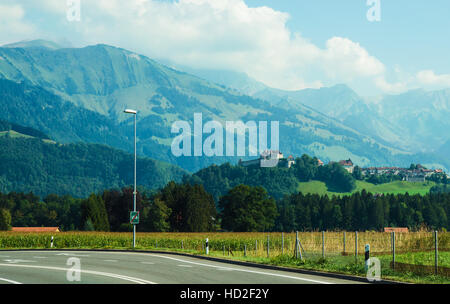 Gruyeres Schloss auf Voralpengebiet Bergen in Gruyère Bezirk, Kanton Freiburg in der Schweiz Stockfoto